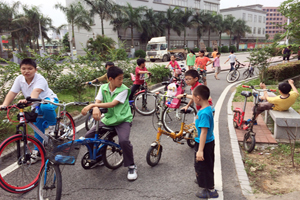 青少年骑行绿道倡导健康生活