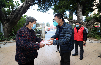 东坑镇为近4000名70岁以上老人免费派发健康爱心包