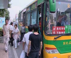 国庆“黄金周”公交客流量急增