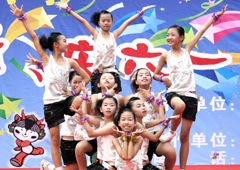 小学生载歌载舞欢庆“六一”喜迎奥运